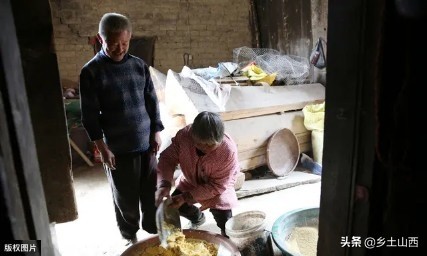 大叔没想到自己53岁找到了另一半,在大山里生活逍遥自在幸福美满