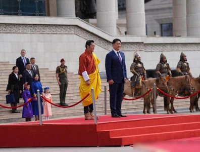 ​蒙古国总统夫妇欢迎不丹国王王后！夫人穿长袍，王后罕见卷发好美