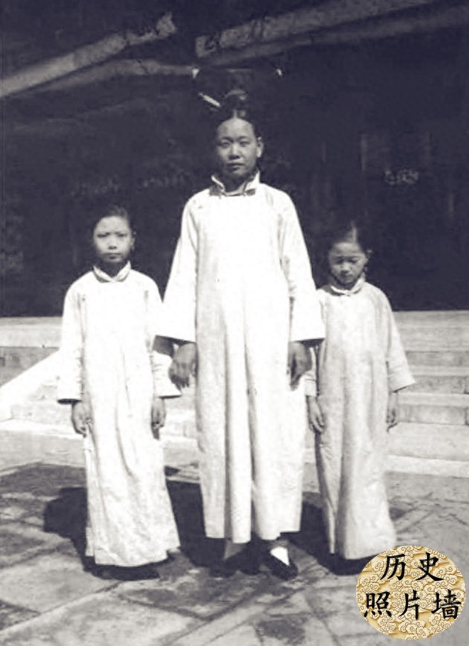 真实的清朝宫女老照片：图四是宫女选秀现场，图八是皇后贴身宫女