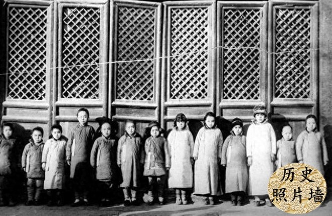 真实的清朝宫女老照片：图四是宫女选秀现场，图八是皇后贴身宫女