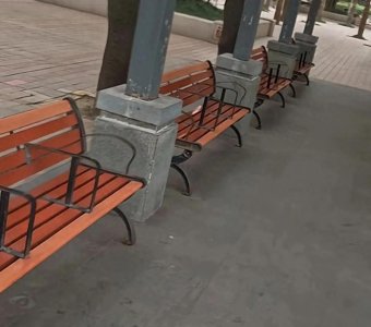 ​太心酸！公园为了不让打工人躺在上面睡觉，特意在椅子焊上了钢管