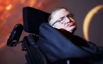 ​霍金21岁瘫痪，只能与轮椅为伴，他三个孩子怎么来的？