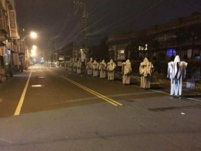 ​马路惊现湘西赶尸 一整排“阿飘”惊现阳间网友爆粗口