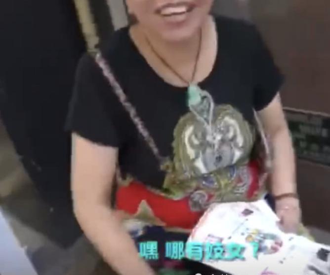 亚裔网红肆意辱华，当街寻找“bitch”，叫嚣自己不是中国人