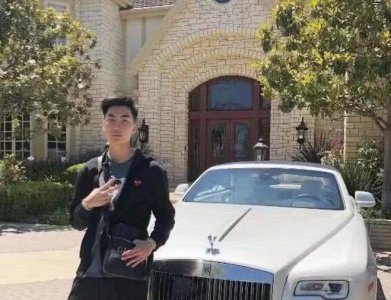 ​亚裔网红肆意辱华，当街寻找“bitch”，叫嚣自己不是中国人