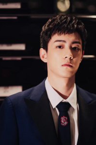 ​晏紫东优雅蓝西装亮相 尽显少年绅士品格