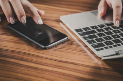 ​触摸液晶屏的基本工作原理是什么（触摸显示屏工作原理是什么）