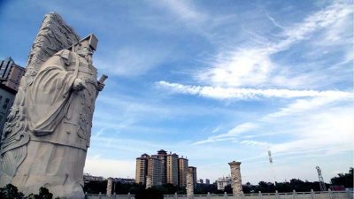 ​因既位于山南又位于水北而得名的城市是