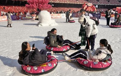 ​“鸟巢”变身冰雪乐园