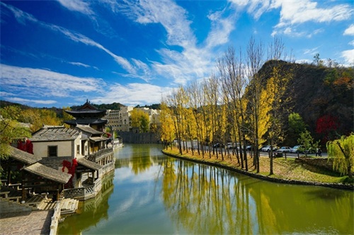 古北水镇位于北京市密云区古北口镇,背靠中国最美的司马台长城