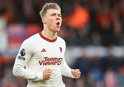 ​林德斯特伦：我祝贺了霍伊伦欧联双响 他说他会尽力对我们进球