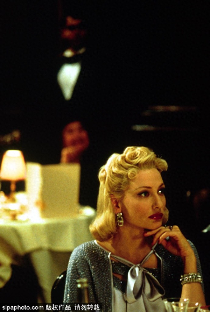 “大魔王”凯特·布兰切特：飒起来可以秒杀男人 曾为角色剃发