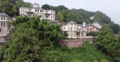 ​重庆深山烂尾别墅群，西式建筑主体完工，村民入住废物再利用