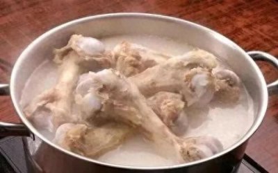 ​大骨头汤如何熬得又白又浓？大厨教你三个妙招，看完你就明白了