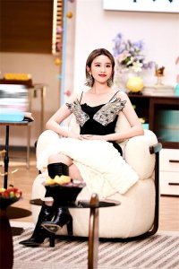 ​唐艺昕最新妆造吊带小黑裙 长筒靴显得身材太好了