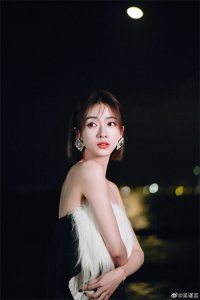 ​吴谨言海边夜拍，身穿黑白抹胸裙，肌肤白嫩，香艳迷人