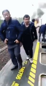 ​一列从济南到广州的客运火车侧翻！5节车厢脱轨，现场起火