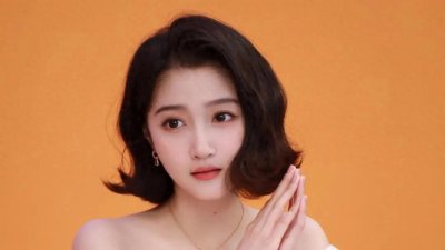 ​关晓彤短发登顶