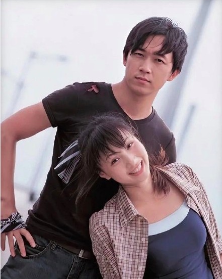 潘粤明和小陶虹17年前旧照曝光，神采飞扬，甜蜜拥吻太养眼