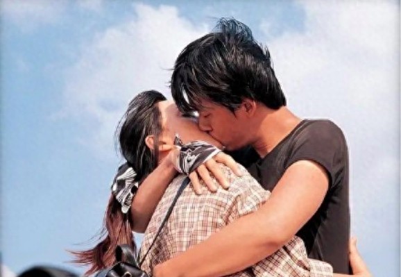 潘粤明和小陶虹17年前旧照曝光，神采飞扬，甜蜜拥吻太养眼