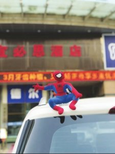 ​兰州车顶玩偶成热宠 交警部门：车身外粘贴玩偶存安全隐患属违法行为