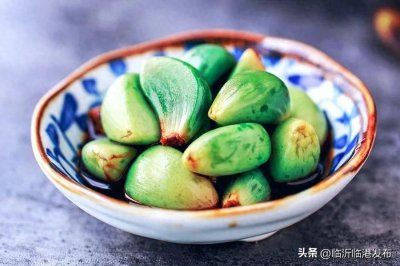 腌腊八蒜，只加醋是不够的，牢记3个技巧，2天就变绿，又香又脆