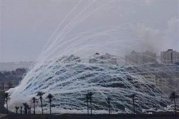 烟花下的杀戮!违禁武器白磷弹,一种可怕的武器