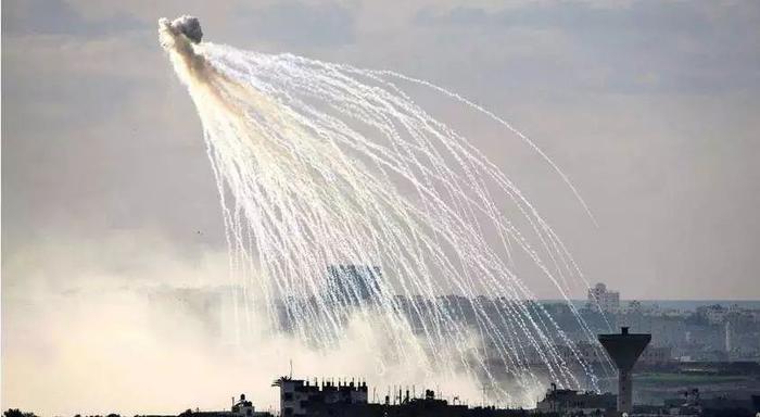 烟花下的杀戮!违禁武器白磷弹,一种可怕的武器