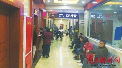 ​医生在医院过道抽烟 中医医院：写检查罚1000元