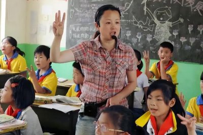 ​代课老师迎来好消息，“择优入编”或将推行，总算能熬出头了