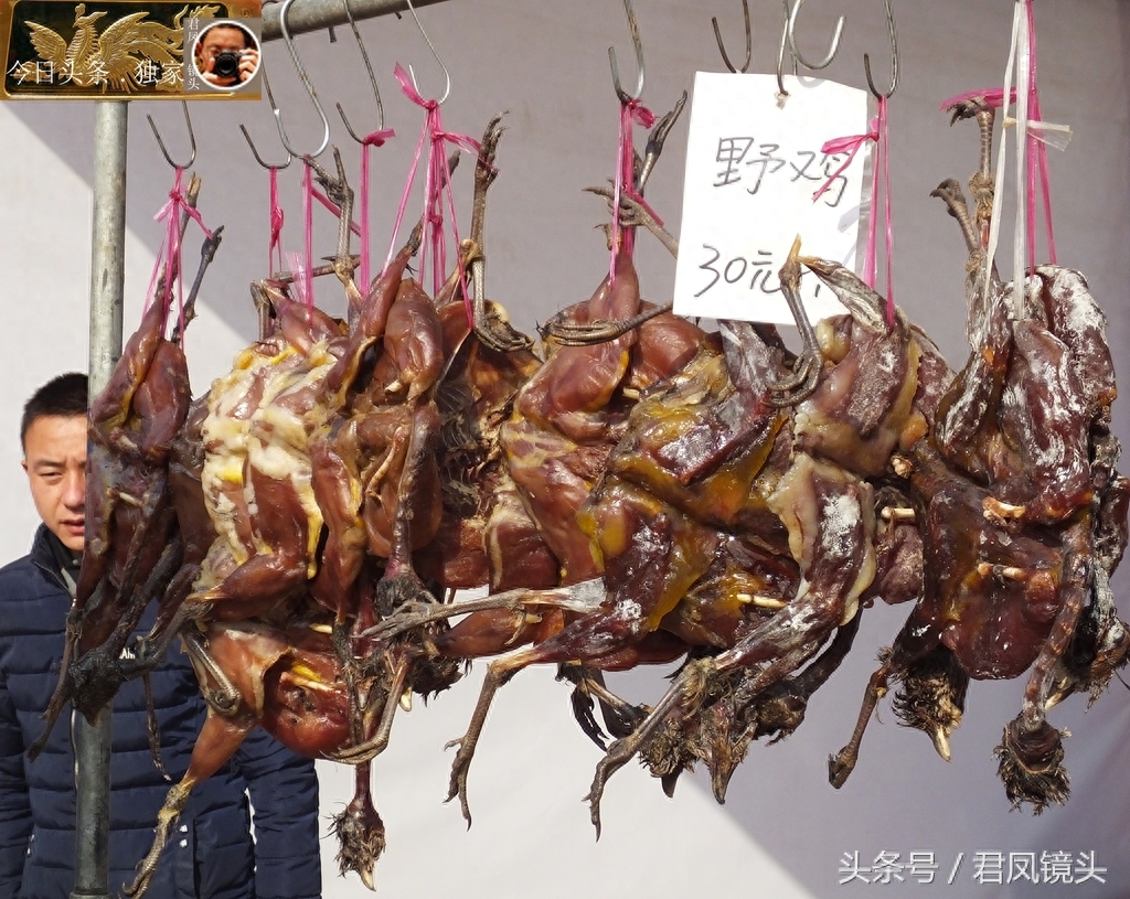 湖北宜昌：商家售廉价风干鸡鸭！狗獾子写成狗欢子，错别字闹笑话