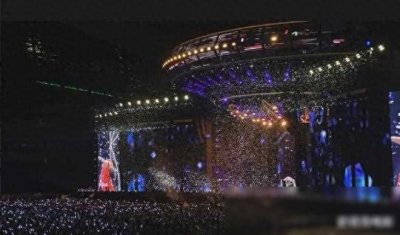 薛之谦重庆演唱会，神秘造型震撼全场，音乐盛宴点燃夏日激情！