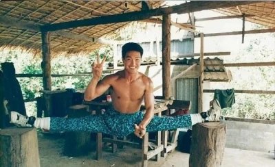 「香港腿王」卢惠光：从最强泰拳冠军到成龙保镖