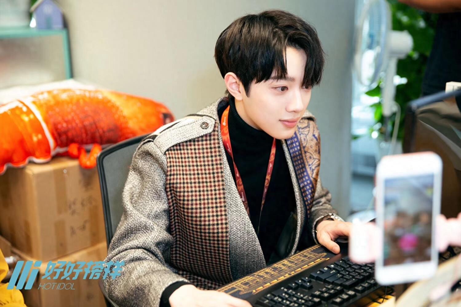 赖冠霖首开微博5小时粉丝高达六十五万，将来的发展前途无量哦！