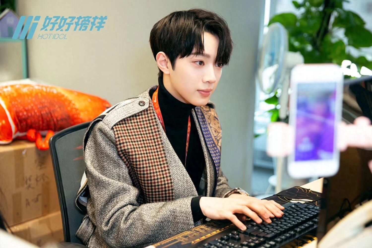 赖冠霖首开微博5小时粉丝高达六十五万，将来的发展前途无量哦！