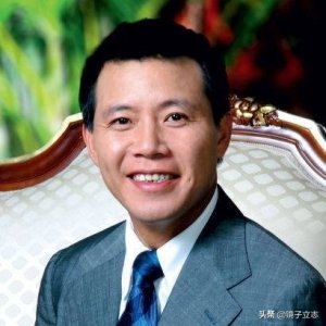 ​25岁开辟温州至长沙首条私人包机航线，38岁因劳累过度英年早逝。