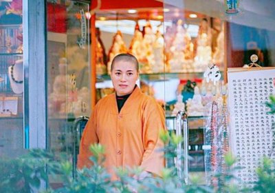 ​“风流尼姑”开豪车住豪宅，与两个和尚结婚，暴露后称是自我牺牲