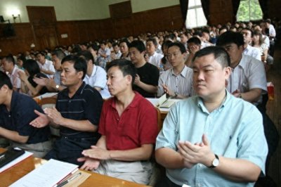 ​要出差，厅级以上的才能坐飞机？怎么又恢复五六十年代了？