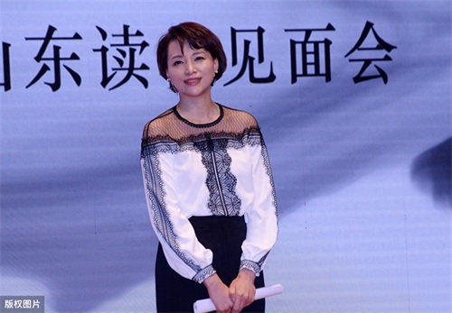 47岁董卿太自信！出席活动直接素颜出镜，脸部皱纹暴露真实年纪