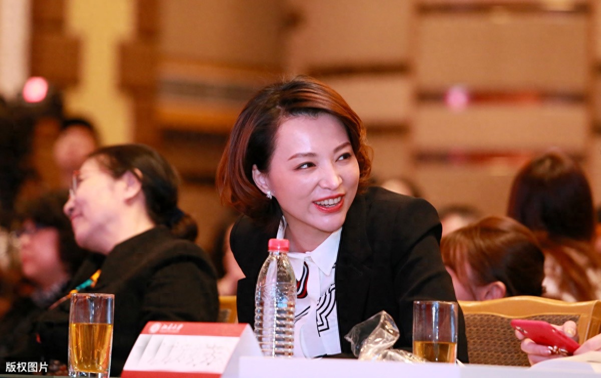 47岁董卿太自信！出席活动直接素颜出镜，脸部皱纹暴露真实年纪