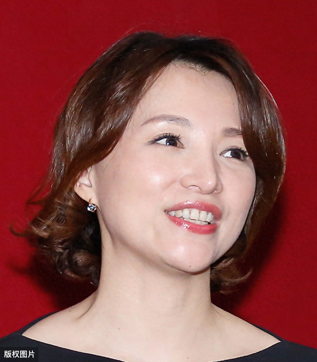 47岁董卿太自信！出席活动直接素颜出镜，脸部皱纹暴露真实年纪