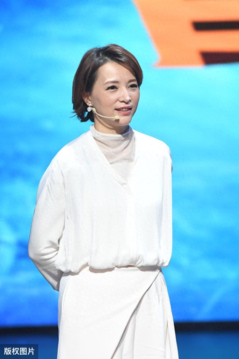 47岁董卿太自信！出席活动直接素颜出镜，脸部皱纹暴露真实年纪