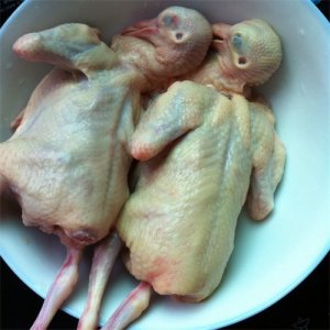 ​上海妈妈教你“脆皮乳鸽”家常做法，皮脆肉嫩、色泽红亮