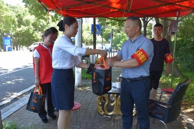 ​一寸相思一寸心，寸寸相思寄深情！“相思婆婆”爱心菜肴犒劳湖滨防汛一线工作