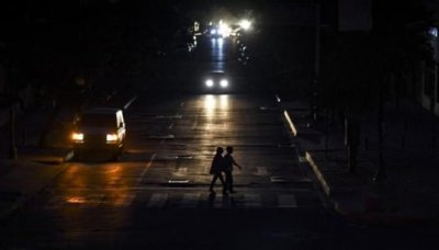 委内瑞拉全国大停电 官方称遭到“电磁袭击”