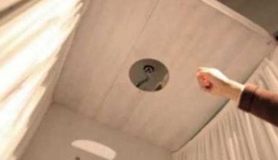 女子试衣间换衣被“偷拍” 店长辩称：监控器用途是为了防小偷