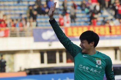 ​世林点赞被罚，大雷摇手指回应球迷合规，想玩好手指？真需要智慧