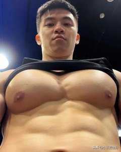 ​6个胸部训练动作，打造“撑爆”背心的饱满胸肌！