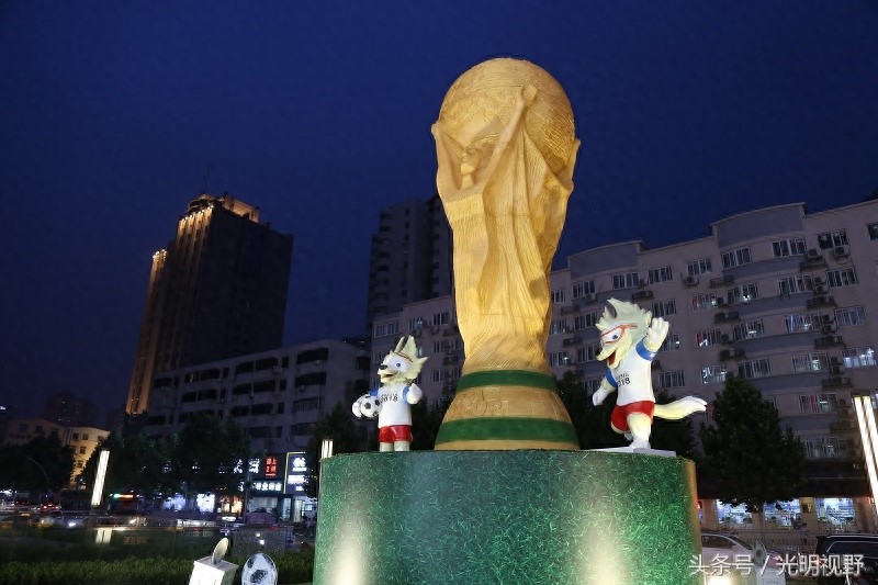 6米“大力神杯”亮相街头 象征足球最高荣誉 金光闪耀夺目吸睛