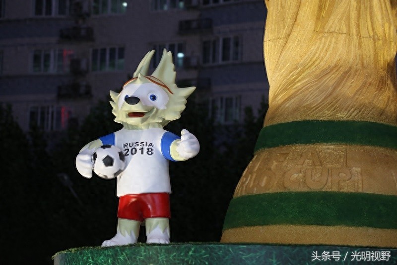 6米“大力神杯”亮相街头 象征足球最高荣誉 金光闪耀夺目吸睛